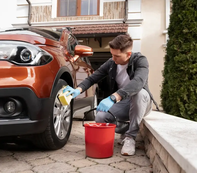 Lavage auto à domicile Fontaines-Saint-Martin : professionnel intervenant sur un véhicule